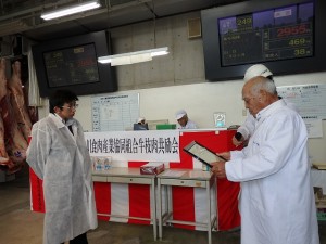 2016年9月27日(火)　加古川食肉産業牛枝肉共励会　最優秀牛購買者の表彰（加古川食肉産業(協)・平井理事長）