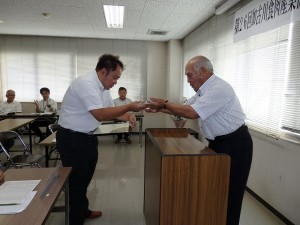 加古川食肉産業協同組合理事長賞 最優秀賞出品者の表彰(加古川食肉産業(協)・平井理事長) 2016年9月27日(火) 加古川食肉産業牛枝肉共励会 加古川食肉産業協同組合理事長賞 最優秀賞出品者の表彰(加古川食肉産業(協)・平井理事長)