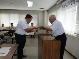 2016年9月27日(火)　加古川食肉産業牛枝肉共励会　加古川食肉産業協同組合理事長賞　最優秀賞出品者の表彰（加古川食肉産業(協)・平井理事長）