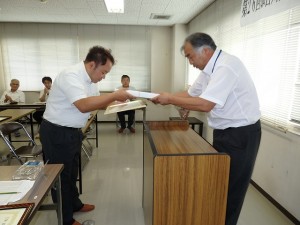 加古川市長賞 最優秀賞出品者の表彰(加古川市地域振興部・中尾参事) 2016年9月27日(火) 加古川食肉産業牛枝肉共励会 加古川市長賞 最優秀賞出品者の表彰(加古川市地域振興部・中尾参事)