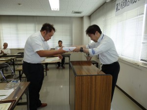 加古川市議会議長賞 最優秀賞出品者の表彰(加古川市農林水産課・桑山課長) 2016年9月27日(火) 加古川食肉産業牛枝肉共励会 加古川市議会議長賞 最優秀賞出品者の表彰(加古川市農林水産課・桑山課長)