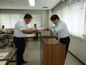 2016年9月27日(火)　加古川食肉産業牛枝肉共励会　加古川市議会議長賞　最優秀賞出品者の表彰（加古川市農林水産課・桑山課長）