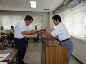 日本食肉格付協会会長賞 最優秀賞出品者の表彰(公益社団法人日本食肉格付協会加古川事業所・福谷所長) 日本食肉格付協会会長賞 2016年9月27日(火) 加古川食肉産業牛枝肉共励会 最優秀賞出品者の表彰(公益社団法人日本食肉格付協会加古川事業所・福谷所長)
