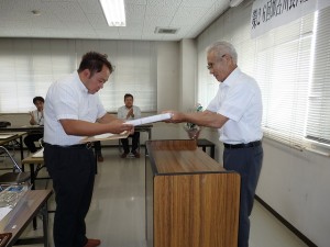 公益財団法人加古川食肉公社理事長賞 最優秀賞出品者の表彰(加古川食肉公社・松岡理事長) 2016年9月27日(火) 加古川食肉産業牛枝肉共励会 公益財団法人加古川食肉公社理事長賞 最優秀賞出品者の表彰(加古川食肉公社・松岡理事長)