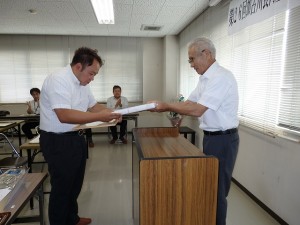 2016年9月27日(火)　加古川食肉産業牛枝肉共励会　公益財団法人加古川食肉公社理事長賞　最優秀賞出品者の表彰（加古川食肉公社・松岡理事長）