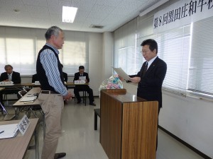 2065年11月25日(金)　黒田庄和牛枝肉共励会 JAみのり組合長賞 最優秀賞出品者の表彰（JAみのり・神澤代表理事組合長）