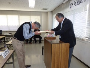 2065年11月25日(金)　黒田庄和牛枝肉共励会　加古川市長賞 最優秀賞出品者の表彰（加古川市地域振興部・中尾参事）