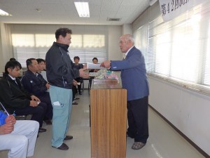 2016年12月2日(金)　加古川中畜牛枝肉共励会　加古川中央畜産荷受株式会社社長賞 交雑種の部 最優秀賞出品者の表彰（加古川中畜・平井社長）