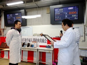 2015年12月11日(金)　黒田庄和牛婦人部枝肉共励会　名誉賞牛購買者の表彰（JAみのり・神澤代表理事組合長）