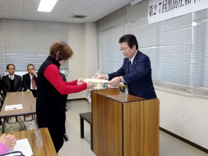 2015年12月11日(金)　黒田庄和牛婦人部枝肉共励会　JAみのり組合長賞　名誉賞出品者の表彰（JAみのり・神澤代表理事組合長）