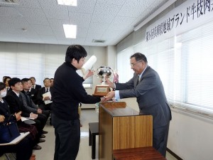 2017年2月10日(金)　兵庫県地域ブランド牛枝肉共励会　団体の部　神戸肉流通推進協議会会長賞　優勝の表彰（神戸肉流通推進協議会・大竹会長）