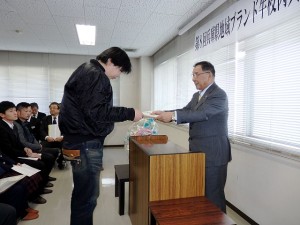 2017年2月10日(金)　兵庫県地域ブランド牛枝肉共励会　個人の部　神戸肉流通推進協議会会長賞　最優秀賞の表彰（神戸肉流通推進協議会・大竹会長）