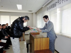 2017年2月10日(金)　兵庫県地域ブランド牛枝肉共励会　神戸市肉牛生産協会会長賞の表彰（神戸市経済観光局農業振興センター・安原所長）