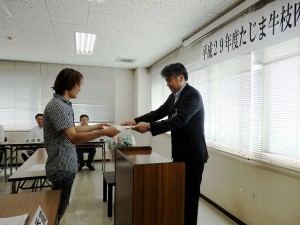 平成29年度 たじま牛枝肉共励会　兵庫県肉用牛肥育協議会会長賞 最優秀賞出品者の表彰（兵庫県肉用牛肥育協議会･小林副会長）