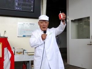 2017年6月16日(金)　JA西日本くみあい飼料㈱系統出荷牛枝肉共励会　せり場での乾杯（加古川中央畜産荷受㈱・平井社長）