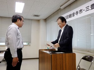 2017年7月4日(火)　観音寺市・三豊市牛枝肉共励会　観音寺市・三豊市牛枝肉共励会会長賞　最優秀賞出品者の表彰（三豊市建設経済部・続木部長）