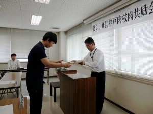 2017年7月25日(火)　神戸肉枝肉共励会　神戸肉流通推進協議会会長賞　最優秀賞出品者の表彰（全農兵庫県本部・谷元畜産部長）