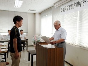 2017年8月4日(金)　夏季加古川中畜牛枝肉共励会　加古川中央畜産荷受株式会社社長賞 和牛の部 最優秀賞出品者の表彰（加古川中央畜産荷受㈱・平井社長）