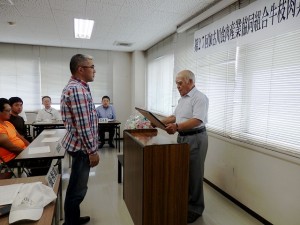 2017年10月3日(火)　加古川食肉産業協同組合牛枝肉共励会　加古川食肉産業協同組合理事長賞 最優秀賞出品者の表彰（加古川食肉産業協同組合・平井理事長）