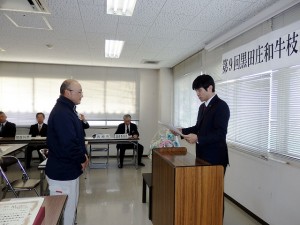 2017年11月24日(金)　黒田庄和牛枝肉共励会　西脇市長賞 最優秀賞出品者の表彰（西脇市・片山市長）