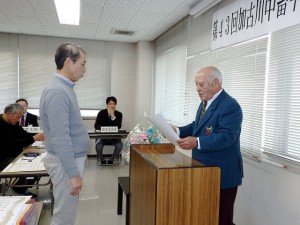 2017年12月1日(金)　加古川中畜牛枝肉共励会　加古川中央畜産荷受株式会社社長賞 交雑種の部 最優秀賞出品者の表彰（加古川中央畜産荷受㈱・平井社長）