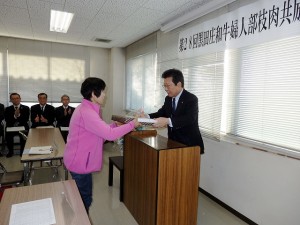 2017年12月12日(火)　黒田庄和牛婦人部枝肉共励会　JAみのり組合長賞　名誉賞出品者の表彰（JAみのり・神澤代表理事組合長）