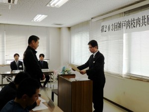 2018年3月9日(金)　神戸肉枝肉共励会　神戸肉流通推進協議会会長賞　最優秀賞の表彰（全農兵庫県本部・谷元畜産部長）