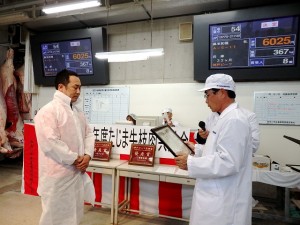 2018年6月8日(金)　たじま牛枝肉共励会　最優秀牛購買者の表彰（兵庫県肉用牛肥育協議会・長谷川監事）