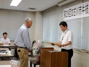 2018年7月6日(金)　加古川市牛枝肉共励会　加古川市長賞　最優秀賞出品者の表彰（加古川市産業経済部・井ノ口部長）