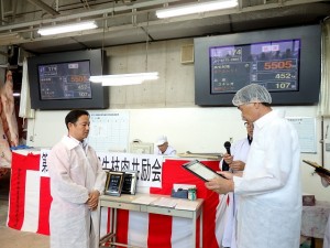 2018年7月20日(金)　JAみのり牛枝肉共励会 最優秀牛購買者の表彰（JAみのり・中嶋専務理事）