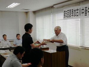 2018年8月3日(金)　夏季加古川中畜牛枝肉共励会 加古川中央畜産荷受株式会社社長賞 和牛の部 最優秀賞出品者の表彰（加古川中央畜産荷受㈱・平井社長）