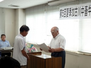 2018年8月3日(金)　夏季加古川中畜牛枝肉共励会 加古川中央畜産荷受株式会社社長賞 交雑種の部 最優秀賞出品者の表彰（加古川中央畜産荷受㈱・平井社長）