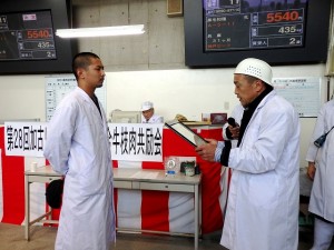 2018年10月2日(火)　加古川食肉産業協同組合牛枝肉共励会 最優秀牛購買者の表彰（加古川食肉産業協同組合・平井理事長）