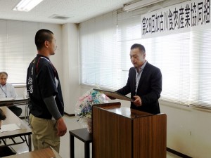 2018年10月2日(火)　加古川食肉産業協同組合牛枝肉共励会 加古川食肉産業協同組合理事長賞 最優秀賞出品者の表彰（加古川食肉産業協同組合・平井理事長）