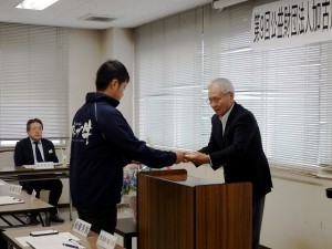 2018年10月26日(金)　公益財団法人加古川食肉公社牛枝肉共励会　公益財団法人加古川食肉公社理事長賞　黒毛和種の部 最優秀賞出品者の表彰（加古川食肉公社・松岡理事長）