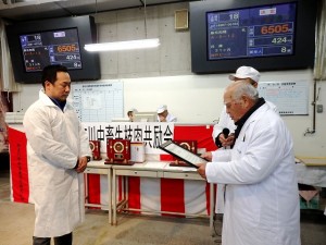 2018年12月4日(火)　加古川中畜牛枝肉共励会 和牛の部・最優秀牛購買者の表彰（加古川中央畜産荷受㈱・平井社長）