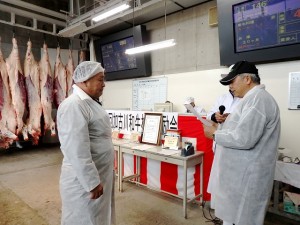 2018年12月7日(金)　加古川和牛枝肉共励会　最優秀牛購買者の表彰（加古川和牛流通推進協議会・JA兵庫南 木下常務理事）