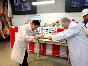 2018年12月11日(火)　黒田庄和牛婦人部枝肉共励会　名誉賞牛購買者の表彰（独立行政法人家畜改良センター鳥取牧場・西元場長）