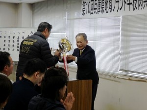 2019年2月08日(金)　兵庫県地域ブランド牛枝肉共励会 団体の部　神戸肉流通推進協議会会長賞　優勝の表彰（神戸肉流通推進協議会・森会長）