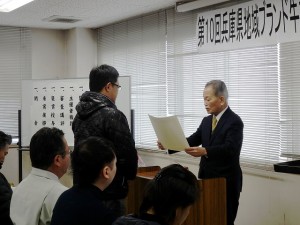 2019年2月08日(金)　兵庫県地域ブランド牛枝肉共励会 個人の部　神戸肉流通推進協議会会長賞　最優秀賞の表彰（神戸肉流通推進協議会・森会長）