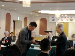 2019年3月3日(日)　神戸肉流通推進協議会設立35周年記念神戸肉枝肉共励会 去勢牛 最優秀賞購買者への表彰（神戸肉流通推進協議会・森会長）