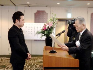 2019年3月3日(日)　神戸肉流通推進協議会設立35周年記念神戸肉枝肉共励会 神戸肉流通推進協議会 会長賞 去勢牛 名誉賞 肥育生産者の表彰（神戸肉流通推進協議会・森会長）