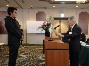 2019年3月3日(日)　神戸肉流通推進協議会設立35周年記念神戸肉枝肉共励会 神戸肉流通推進協議会 会長賞 雌牛 名誉賞 肥育生産者の表彰（神戸肉流通推進協議会・森会長）