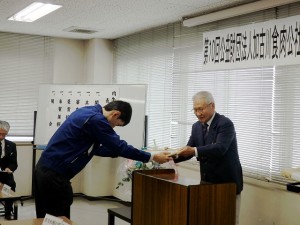 2019年4月19日(金)　公益財団法人加古川食肉公社牛枝肉共励会 公益財団法人加古川食肉公社理事長賞 交雑種の部 最優秀賞出品者の表彰（松岡理事長）