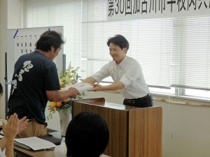 2019年7月5日(金)　加古川市牛枝肉共励会　加古川市長賞　最優秀賞出品者の表彰（加古川市・岡田市長）