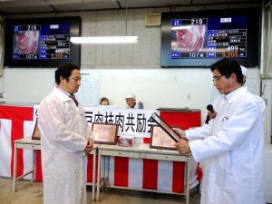 2019月26日(金)　神戸肉枝肉共励会 最優秀牛購買者の表彰（全農兵庫県本部・谷元畜産部長）