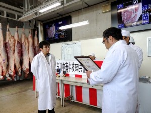 2019年8月2日(金)　夏季加古川中畜牛枝肉共励会　黒毛和種の部 最優秀牛購買者の表彰（加古川中央畜産荷受㈱・平井社長）