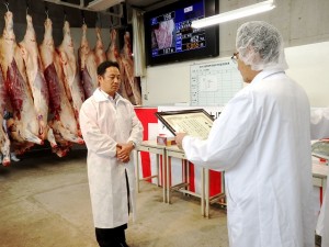 2019年8月27日(火)　たじま市場管内枝肉共励会　最優秀牛購買者の表彰（JAたじま・友田専務）