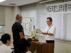 2019年8月27日(火)　たじま市場管内枝肉共励会　JAたじま組合長賞 最優秀賞出品者の表彰（JAたじま・友田専務）