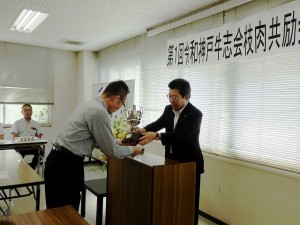 2019年9月10日(火)　令和神戸牛志会枝肉共励会 令和神戸牛志会 団体賞の表彰（令和神戸牛志会・神澤会長）